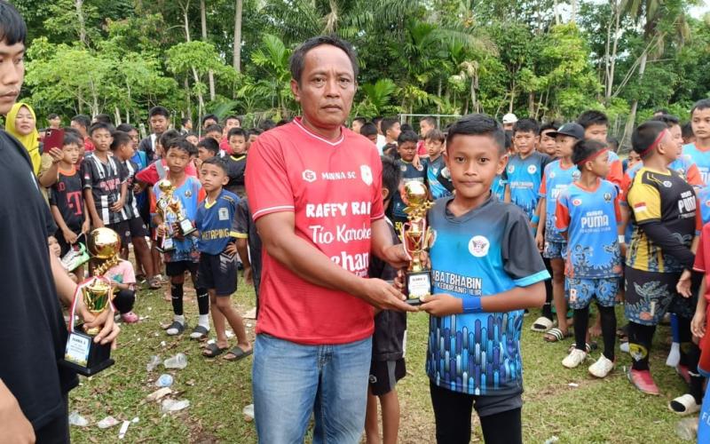 Bhabinkamtibmas Polsek Kedurang Ilir Bina Generasi Muda Lewat Sepak Bola
