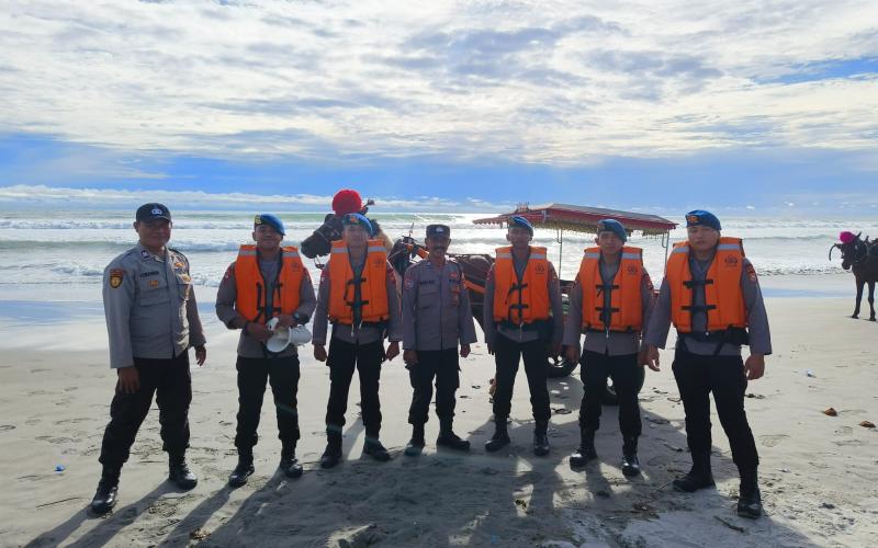 Polresta Bengkulu Laksanakan Pengamanan di Objek Wisata Pantai Panjang