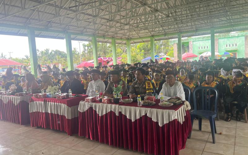 Polsek Pino Raya Hadiri Wisuda Santri dan Peringatan Isra' Mi'raj di Desa Tanggo Raso