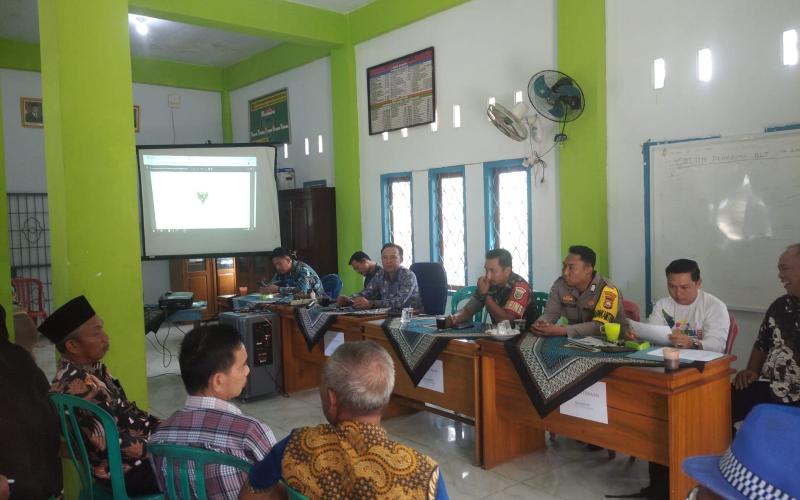 Bhabinkamtibmas Polsek Seginim Hadiri Musyawarah Penetapan Penerima BLT Dana Desa 2025v