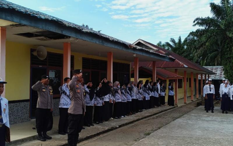 Personel Polsek Semidang Alas Menjadi Pembina Upacara di SMPN 1 Seluma untuk Tingkatkan Kedisiplinan Pelajar