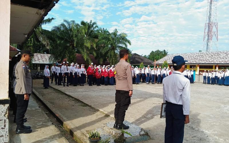 Polsek Semidang Alas Ajak Siswa SMPN 1 Seluma Tingkatkan Disiplin dan Wawasan Hukum