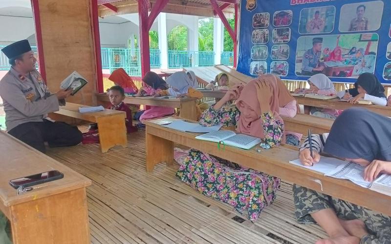 Kapolsek Kedurang Ilir Rutin Mengajar Ngaji Anak-anak di Taman Baca Pondok Ngaji Bhabinkamtibmas