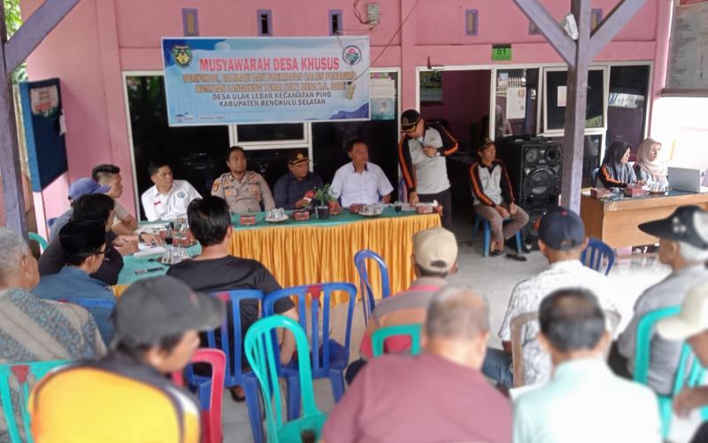 Polsek Pino Hadiri Musyawarah Desa untuk Verifikasi dan Penetapan Penerima BLT di Desa Ulak Lebar