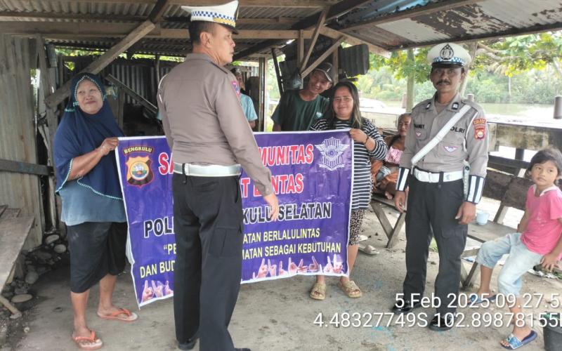 Satlantas Polres Bengkulu Selatan Sambangi Komunitas Nelayan di Pantai Pasar Bawah