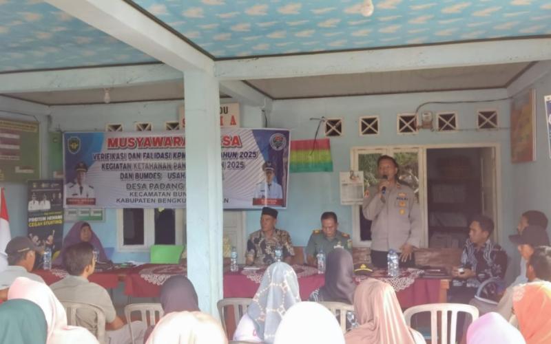 Polsek Manna Hadiri Musyawarah Desa di Padang Burnai, Bahas Program Kesejahteraan Masyarakat