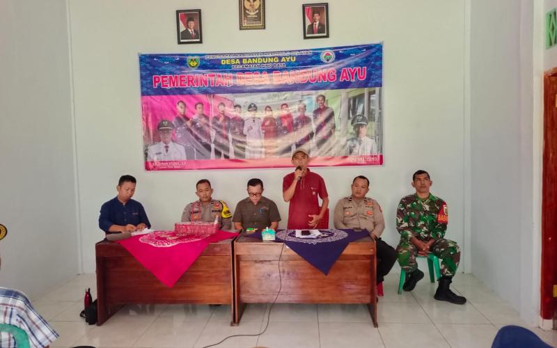 Polsek Pino Raya Hadiri Musyawarah Desa Bandung Ayu Bahas Program Ketahanan Pangan 2025