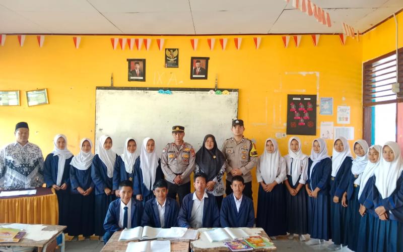 Berikan Pembinaan, Bhabinkamtibmas Polsek Lebong Atas Sambang ke Sekolah
