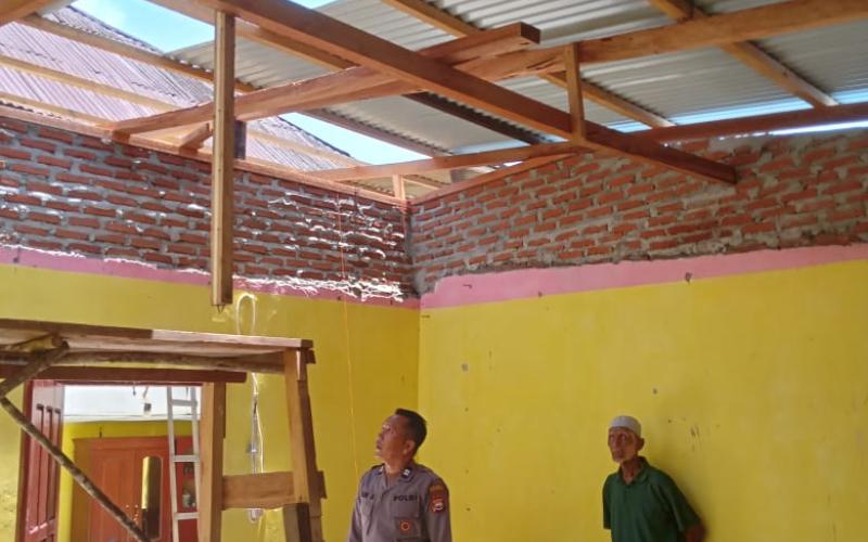 Polsek Kedurang Ilir Pantau Proses Rehab Rumah Pensiunan Polri di Desa Tanjung Negara