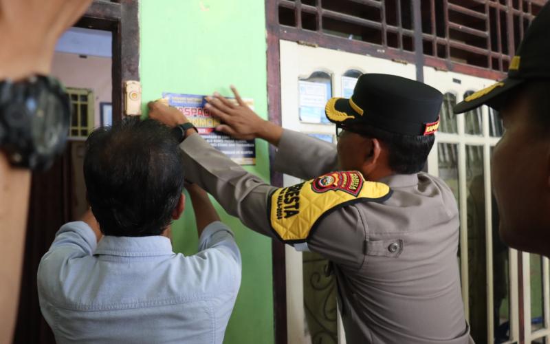 Ingatkan Waspada Curanmor, Kapolresta Bengkulu Pasang Stiker di Kos-kosan