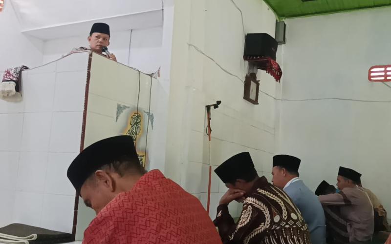 Bhabinkamtibmas Polsek Pino Sampaikan Khutbah Jumat di Masjid Al Ikhlas, Bahas Keutamaan Bulan Sya’ban dan Keamanan Masyarakat