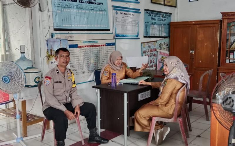 Bhabinkamtibmas Sumber Jaya Ajak Perangkat Kelurahan Waspada Kejahatan