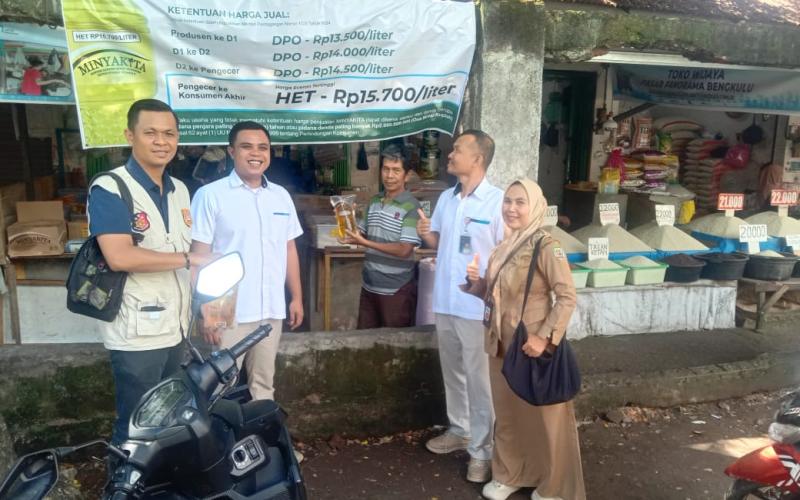 Tim Satgas Pangan Polda Bengkulu, Bulog dan Disperindag Lakukan Pengawasan Ketersediaan MinyakKita di Pasar Panorama