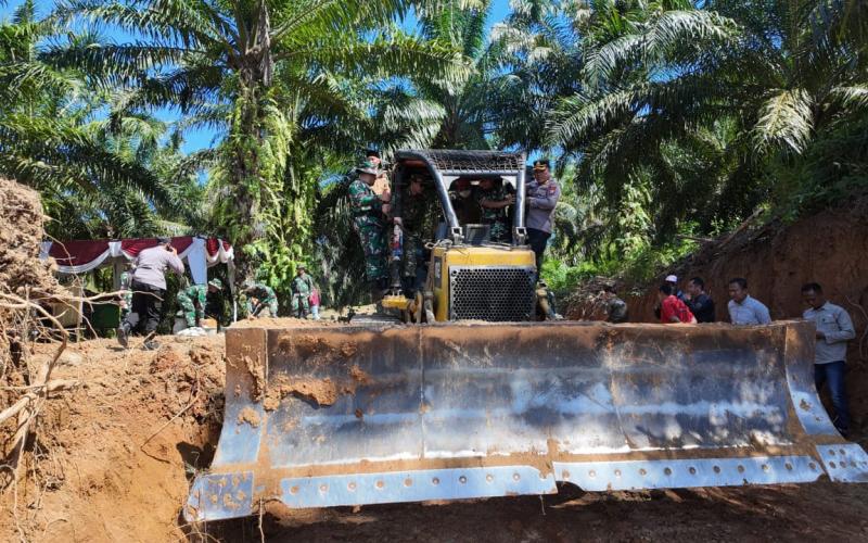 Kasiter Rem 041/Gamas Tinjau Langsung Lokasi Pembuatan Jalan TMMD Ke-124 Kodim 0408/BS