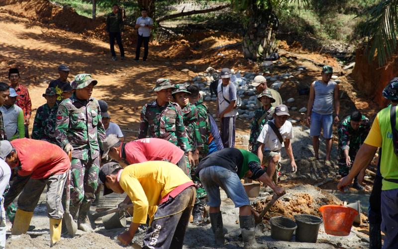 Kerja sama Satgas TMMD Ke-124 Kodim 040BS Dengan Masyarakat