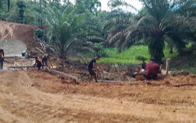 Satgas TMMD Ke-124 Kodim 0408/BS Bersama Warga Kebut Penyelesaian Talud Penahan Longsor