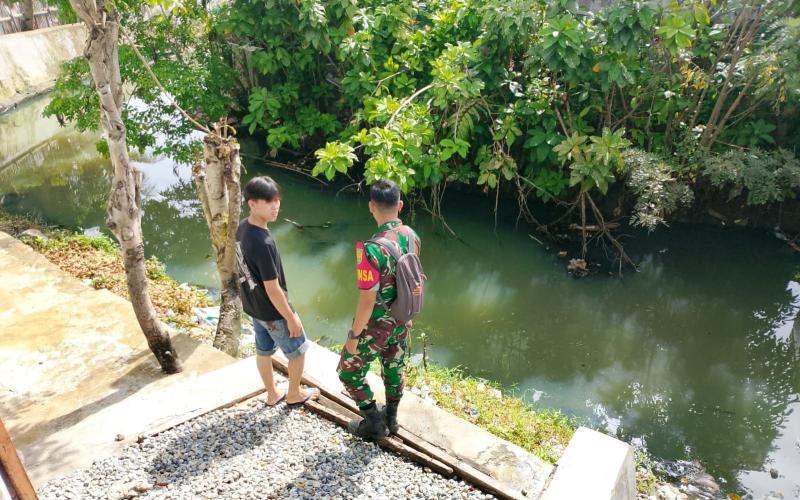 Satgas TMMD Ke-124 Kodim 0408/BS Bersama Warga Pantau Aliran Sungai