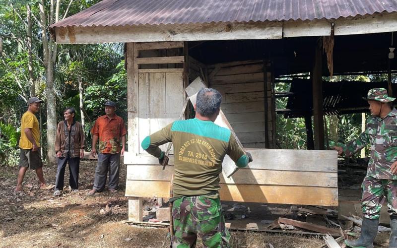 Satgas TMMD ke-126 Kodim 0423/BU Mulai Bongkar Sasaran RTLH di Desa Batu Raja R