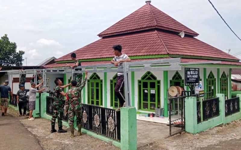 Gotong Royong Sasaran Fisik TMMD Pemasangan Kanopi Masjid Mulai Terpasang 