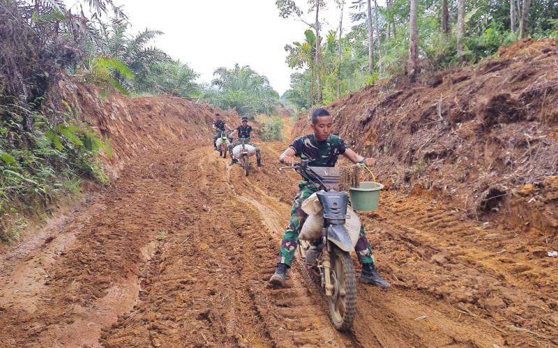 Satgas TMMD ke-126 Kodim 0423/BU Atasi Kendala Angkut Material Gunakan Motor Kebun Warga