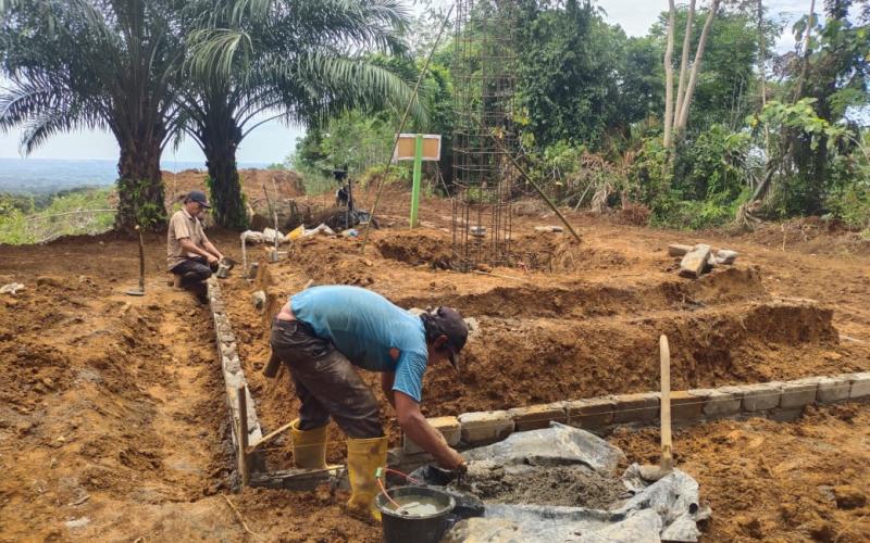 Pengerjaan Tugu Prasasti TMMD ke-126 Kodim 0423/BU di Desa Batu Raja R Terus Dikebut