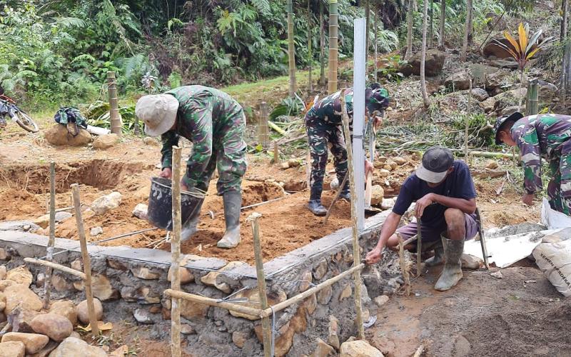 Pondasi MCK Mulai Dibangun, TMMD ke-126 Kodim 0423/BU Dukung Fasilitas Wisata Air Terjun Lemon Nakai