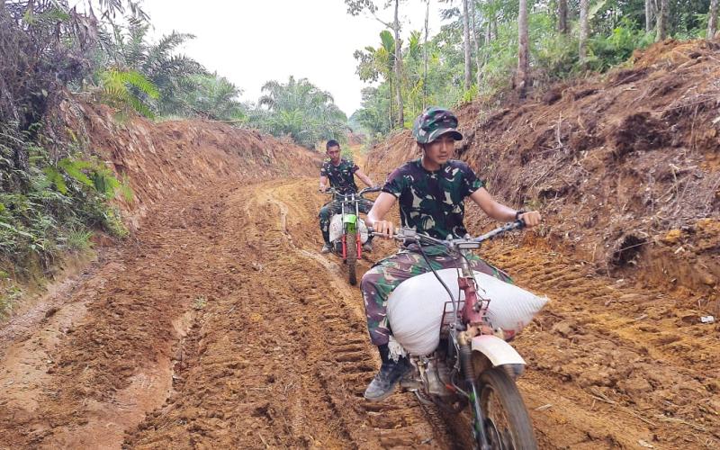 Medan Berat Bukan Halangan, Satgas TMMD ke-126 Kodim 0423/BU Angkut Material dengan Motor Kebun Warga