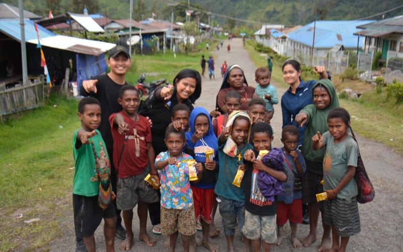 Membangun Kedekatan, Personel Satgas Ops Damai Cartenz Berbagi Kebersamaan dengan Masyarakat Sinak