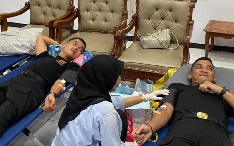 Personel Datasemen Brimob Polda Bengkulu Donorkan Darah pada Seminar Nasional FISIP UNIB 2025