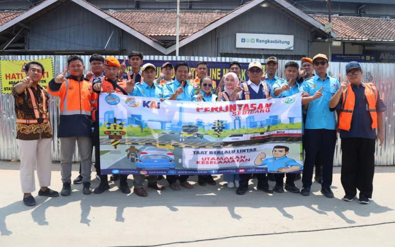 KAI Daop 1 Jakarta Bersama Serikat Pekerja dan Komunitas Railfans Gencarkan Sosialisasi Keselamatan di Perlintasan Sebidang Rangkasbitung