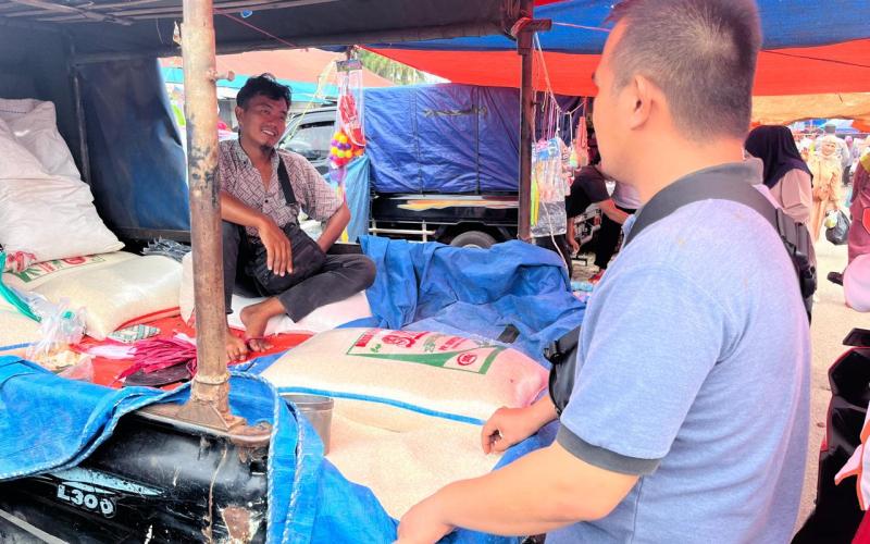 Satgas Pangan Unit Tipidter Satreskrim Polres Mukomuko turun langsung ke sejumlah pasar tradisional di Kabupaten Mukomuko