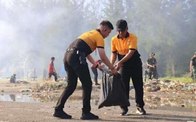 Ditintelkam Polda Bengkulu Bersih-Bersih Pantai Zakat, Dukung Aksi Nasional Perang Terhadap Sampah