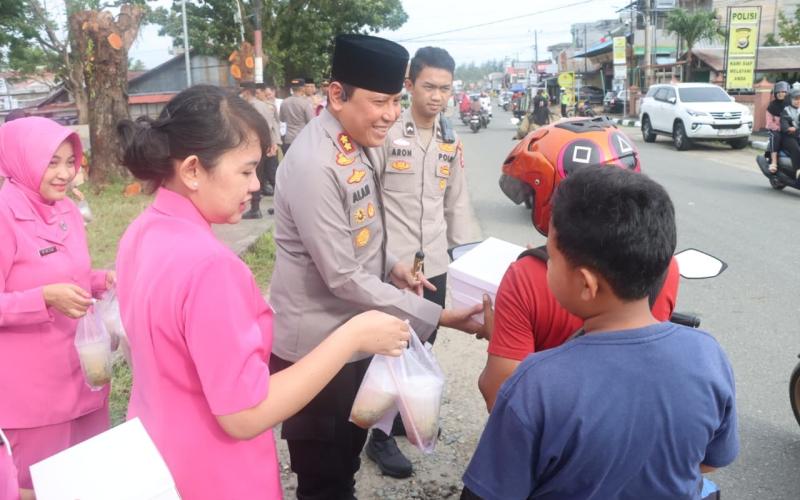 Polres Kaur Berbagi Takjil, Tebar Kebaikan di Bulan Ramadan