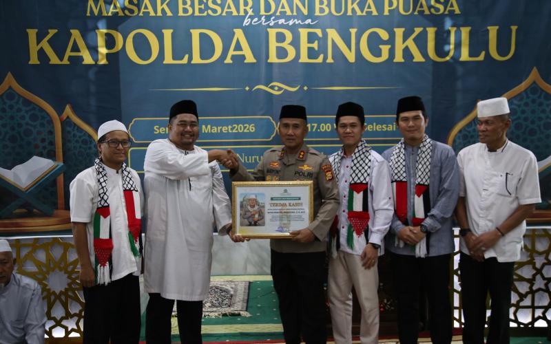Kapolda Bengkulu Gelar Buka Puasa Bersama dengan Jamaah Masjid Nurul Iman dan Kesatuan Aksi Mahasiswa Muslim Indonesia ( KAMMI)