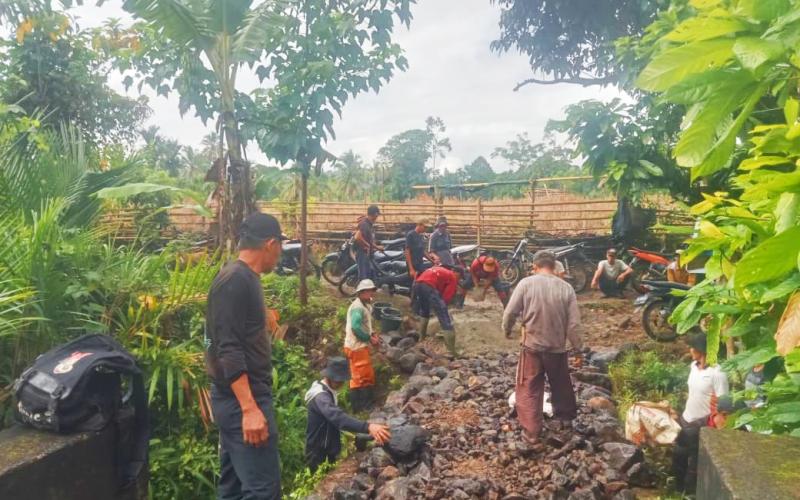 Warga Turan Tingging Patungan Perbaiki Jalan Usaha Tani yang Rusak Sejak 2008