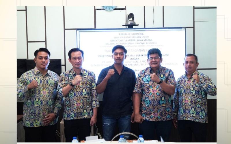 Balai Pelaksana Jalan Nasional (BPJN) Bengkulu melalui Pejabat Pembuat Komitmen (PPK) 1.1 resmi melaksanakan penandatanganan kontrak paket pekerjaan Penggantian Jembatan Lubuk Sanai III /Foto : BPJN Bengkulu 