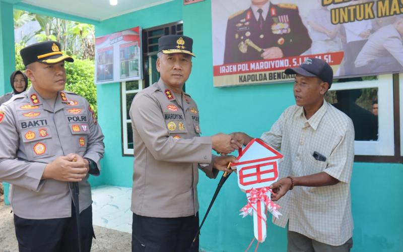 Wujud Kepedulian Sosial, Kapolda Bengkulu Bedah Rumah Warga dan Bantu Fasilitas Masjid