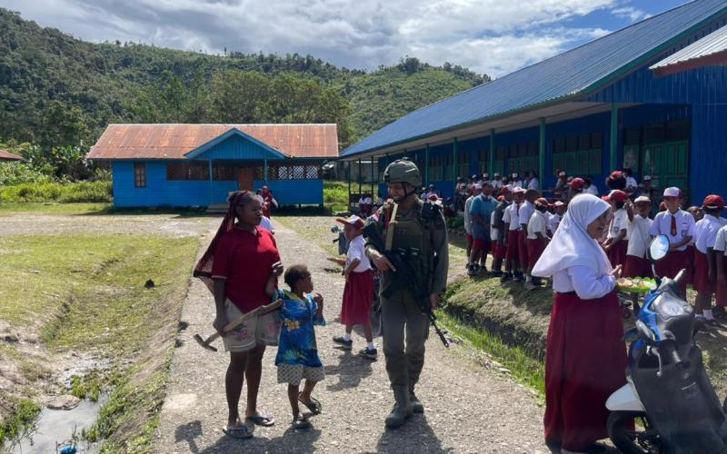 Satgas Ops Damai Cartenz Gelar Patroli Dialogis dan Sambang ke SDN Bale, Perkuat Kedekatan Humanis dengan Masyarakat