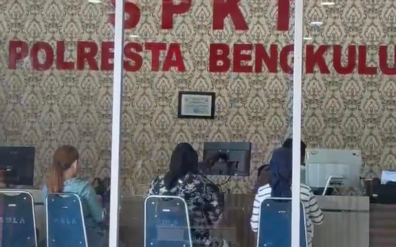 Ahli waris didampingi pengacara melapor ke Polresta Bengkulu terkait pengrusakan pagar dan segel di lahan yang diklaim milik ahli waris namun dijadikan kantor DPD II Partai Golkar Kota Bengkulu