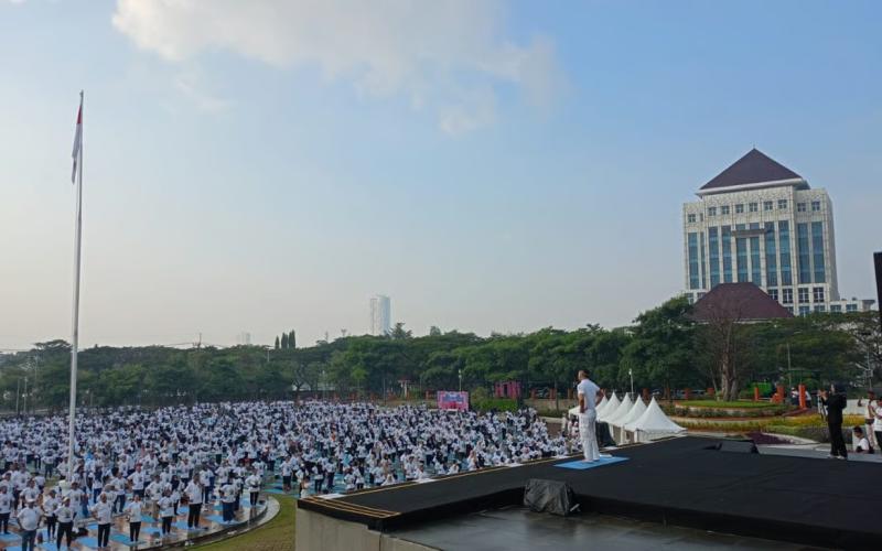 Didukung Embassy of India, Unesa Pecahkan Rekor MURI dengan Peserta Disabilitas Terbanyak dalam Yoga Bersama