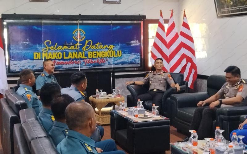 Disambut Danlanal Bengkulu, Kapolda Bengkulu Jalin Silaturahmi dan Santap Siang Bersama