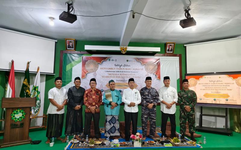 Puluhan civitas akademika Sekolah Tinggi Ekonomi Syariah Nahdlatul Ulama (STIESNU) Bengkulu menghadiri Tablig Akbar 