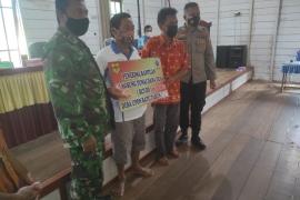 Komsos Babinsa Koramil Tewah Dalam Pendampingan BLT-DD Desa Upon Batu