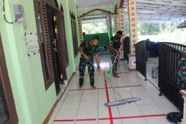 Sambut Jumat Berkah, Satgas TMMD ke 112 Kodim 1016/Plk Bersihkan Masjid Al Ikhlas