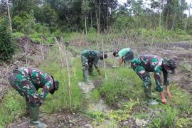 Personel TMMD Bantu Bersihkan Kebun Warga di Kampuri