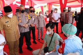Kapolda Bengkulu Tinjau Vaksinasi dan Bakti Sosial Alumni Akpol 1997
