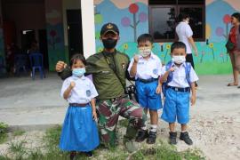 Satgas TMMD Edukasi Dan Ajak Anak - Anak TK Belajar Bersama