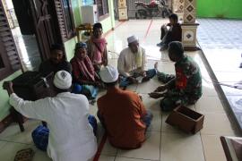 Melihat Aktivitas Babinsa Bersama Tokoh Agama di Desa Kampuri