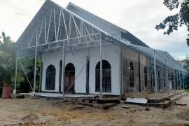 Satgas TMMD Reguler Ke 112 Pasang Keramik Teras Gereja GBI Mawar Saron