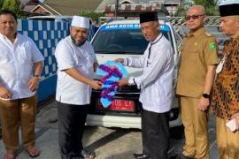 Walikota Bengkulu Helmi Hasan didampingi Sekretaris Daerah (Sekda) Arif Gunadi, Asisten II Saipul Apandi dan Kepala BPKAD Yudi Susanda menyerahkan bantuan pinjam pakai mobil operasional kepada BMA yang berlangsung di kediaman Walikota